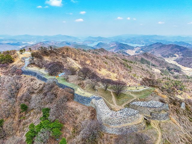 계족산성 성벽 너머로 보이는 대청호 [사진/임헌정 기자]