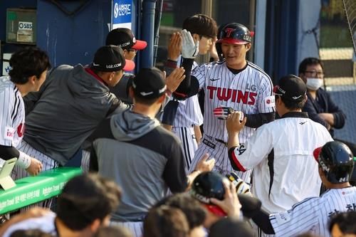 홈런을 때리고 동료 축하를 받는 LG 오지환