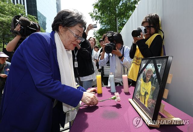 고 이옥선 할머니 영정 사진 앞에 헌화하는 이용수 할머니