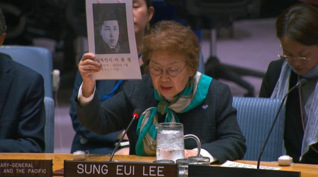 납북된 부친 사진을 들고 있는 이성의 6·25전쟁납북인사가족협의회 이사장