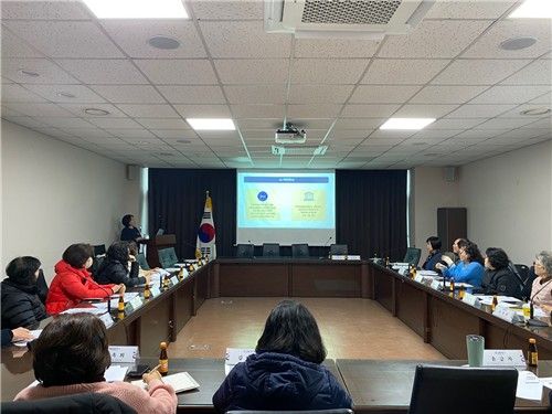 동탄2동 통장단을 대상으로 한 화성시의 'AI 리터러시' 교육 모습