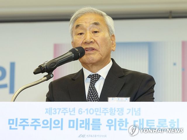 인사말하는 이재오 이사장