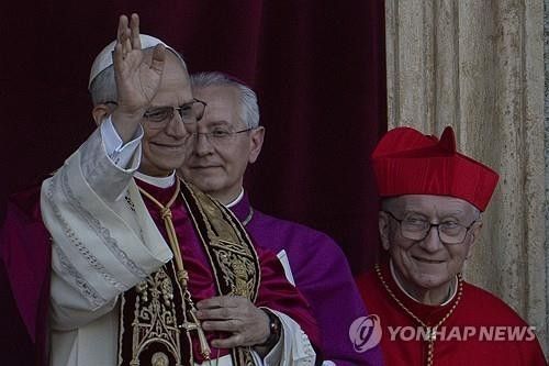 신자들에게 인사하는 교황 레오 14세