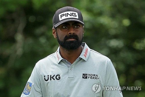 목 부상으로 기권한 사이스 시갈라.