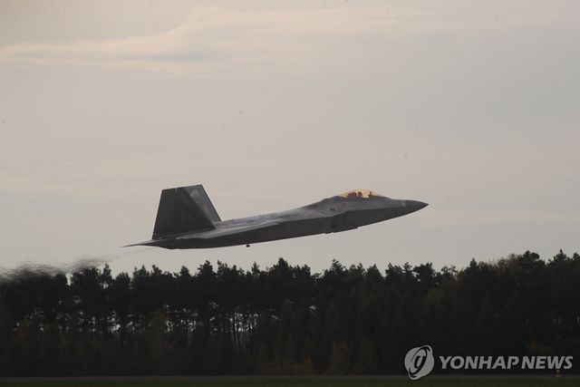 폴란드 공군 기지의 미 공군 F-22 랩터