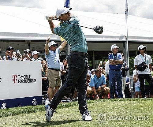 연습 라운드에서 티샷하는 로리 매킬로이.