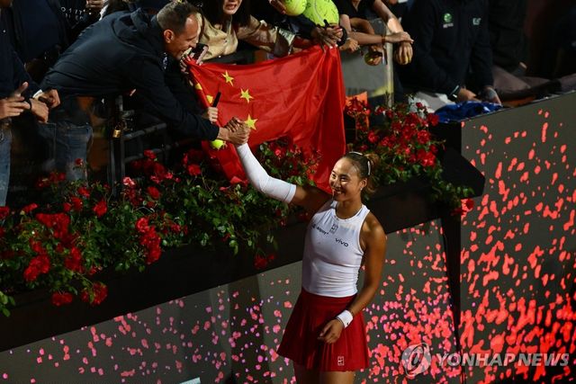 사발렌카를 꺾고 기뻐하는 정친원