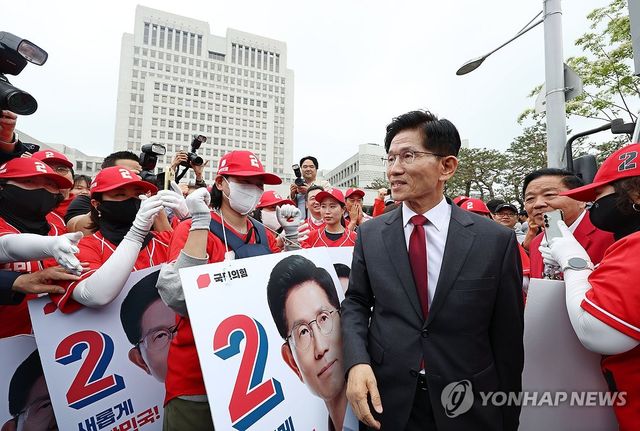 선거운동원들과 인사하는 김문수 대선 후보