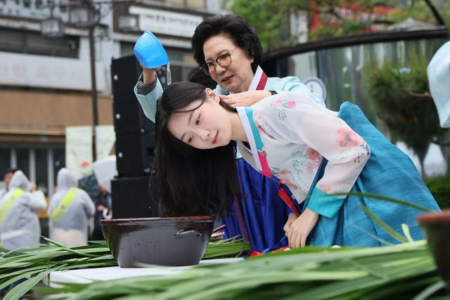 서울 인사동서 창포머리감기 시연
