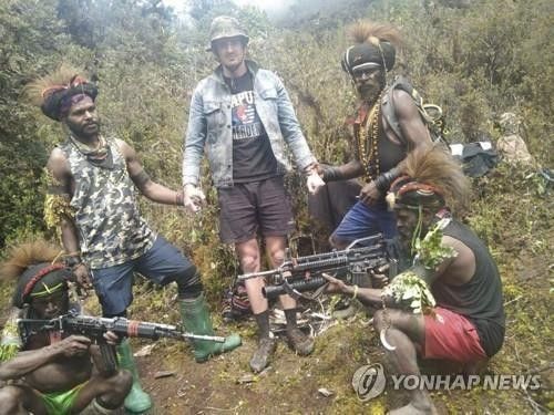 2023년 인도네시아 파푸아 반군에 붙잡힌 뉴질랜드 조종사
