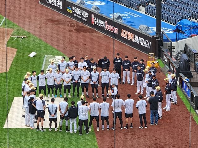 스승의 날을 맞아 김경문 감독을 위해 선물을 준비한 한화 이글스 선수단