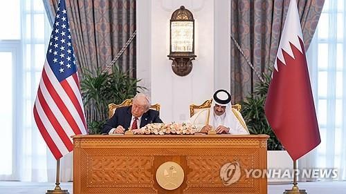합의문에 서명하는 트럼프 대통령과 알사니 카타르 군주