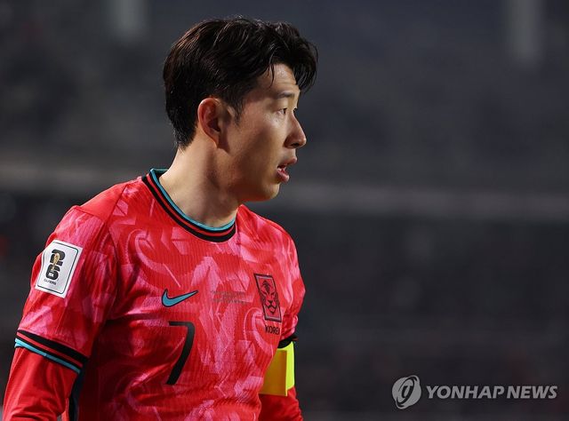 코너킥 준비하는 손흥민