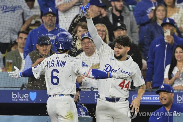 메이저리그 첫 홈런을 치고 동료의 축하를 받는 김혜성(왼쪽)