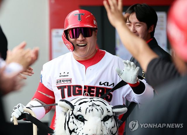 기뻐하는 최형우