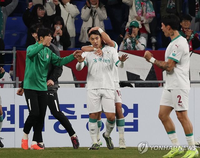 골세리머니를 펼치는 주민규