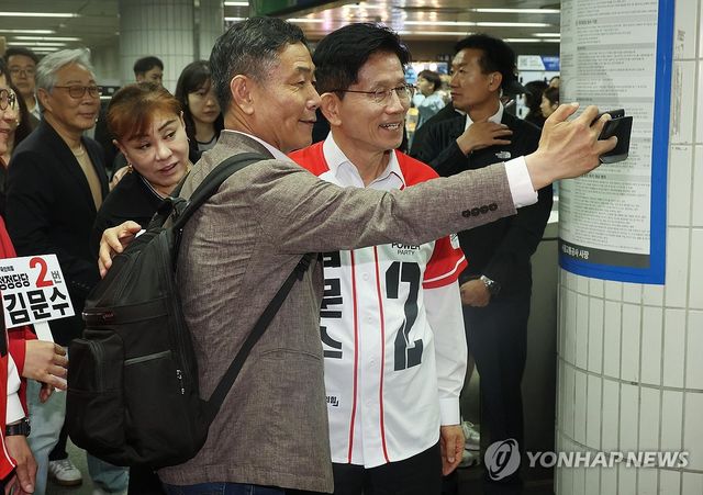 시민과 기념촬영하는 김문수 후보