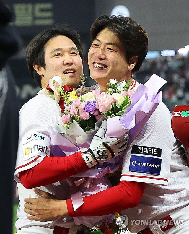 김광현과 포옹하는 ‘500홈런’ 최정