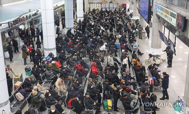 여객선 운항 기다리는 승객들