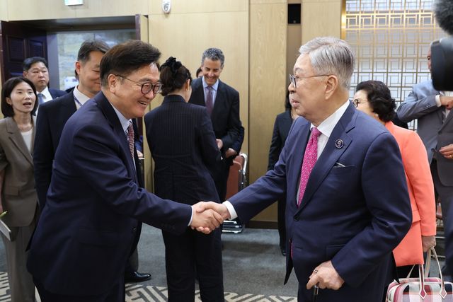 15일 국회에서 미국 전직 연방하원의원 방한단 접견한 우원식 국회의장