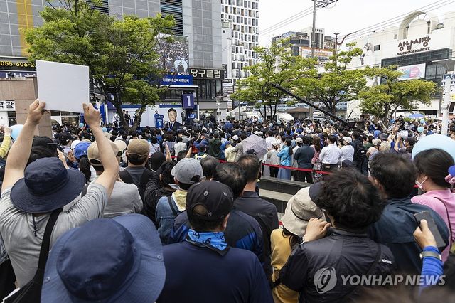 연설하는 이재명 후보