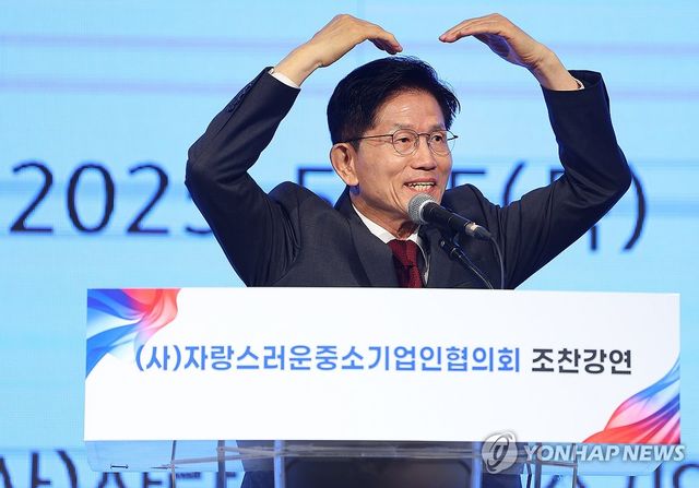 하트 만들어 보이는 김문수 후보