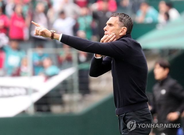 작전 지시하는 전북의 거스 포옛 감독