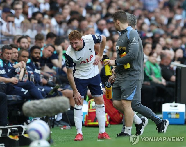 크리스털 팰리스전에서 무릎을 다쳐 교체된 토트넘 쿨루세브스키.