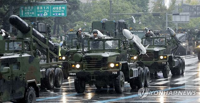 국군의날 맞아 시가행진하는 한국 무기들