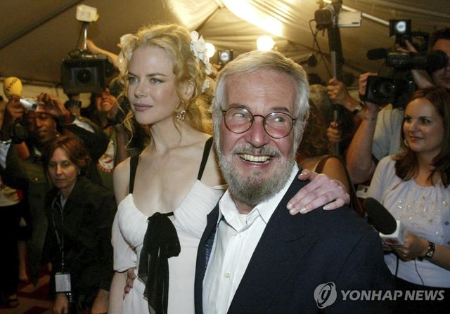 2003년 영화 '휴먼 스테인'으로 배우 니콜 키드먼과 함께 토론토영화제 참석한 로버트 벤턴 감독