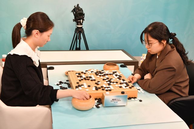 결승 대국 후 복기하는 최정(오른쪽)과 김은지