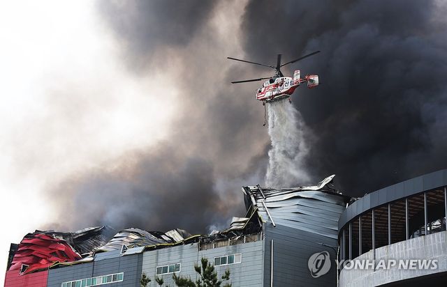 이천 물류센터 화재 진화작업 하는 소방헬기