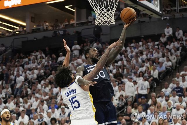 줄리어스 랜들(오른쪽)의 슛