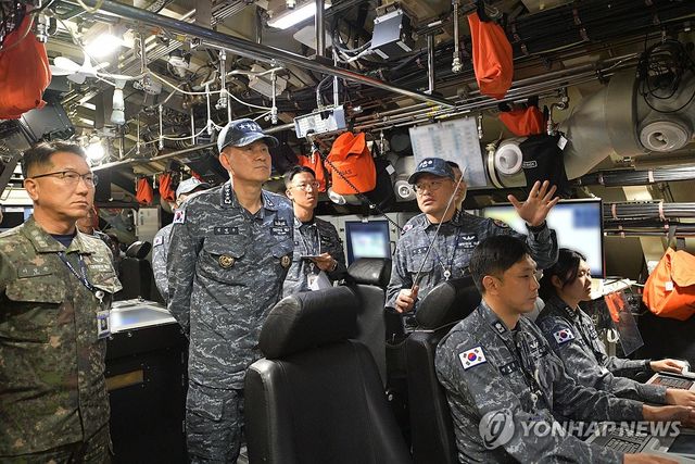 작전현황 보고받는 김명수 합참의장