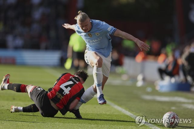 볼 경합 도중 발목이 꺾이는 부상을 입은 엘링 홀란