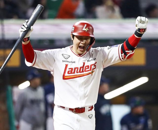 3점 홈런 터뜨린 후 기뻐하는 SSG의 최정