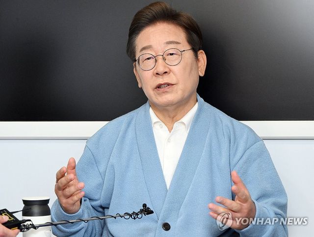 인터뷰하는 이재명 후보