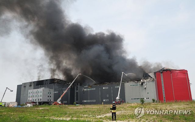 검은 연기 치솟는 물류센터