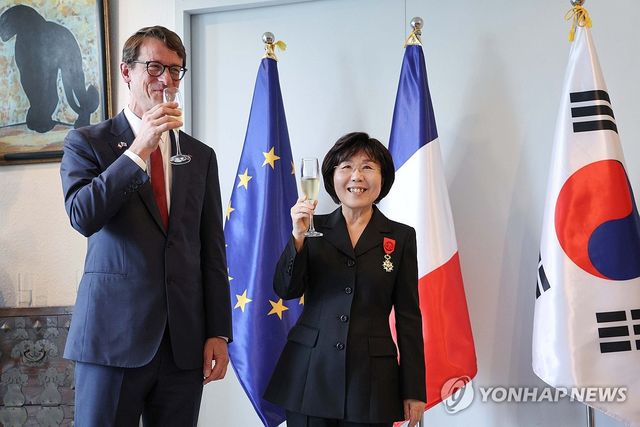 건배하는 최정화 CICI 이사장과 필립 베르투 주한 프랑스 대사