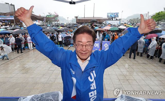 '엄지척' 기념 촬영하는 이재명 후보