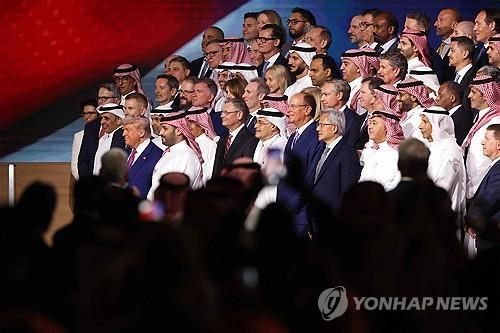 미국-사우디 투자포럼 참석한 트럼프와 미측 인사들