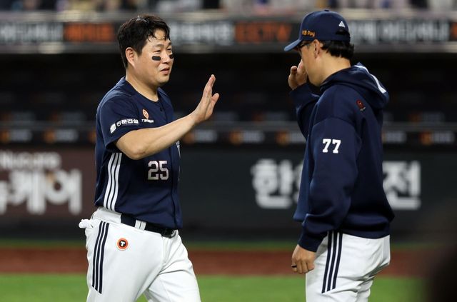 홈런 치고 하이 파이브 하는 두산의 양의지(왼쪽)