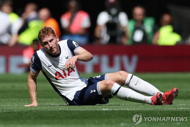 크리스털 팰리스와 경기에서 무릎을 다친 토트넘의 쿨루세브스키.