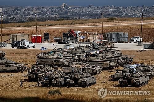 가자 국경 근처에 주둔 중인 이스라엘 탱크 부대 