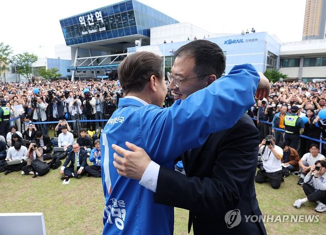 무소속 김상욱 의원과 포옹하는 이재명 후보