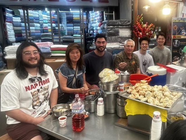 가족들과 광장시장에서 분식 먹는 미치 화이트