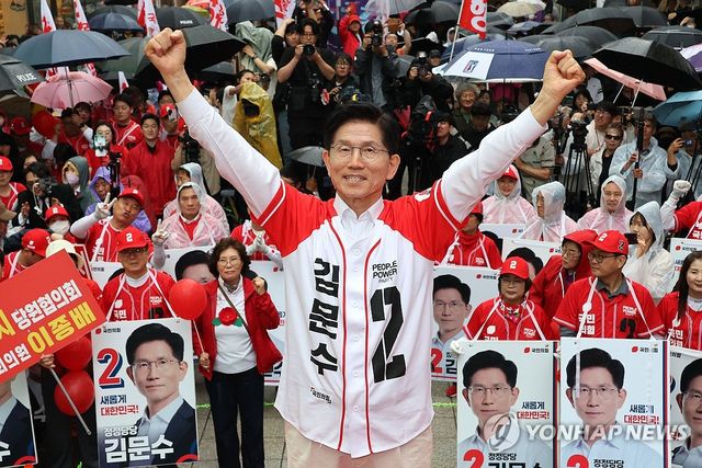 청주서 지지호소하는 김문수 후보