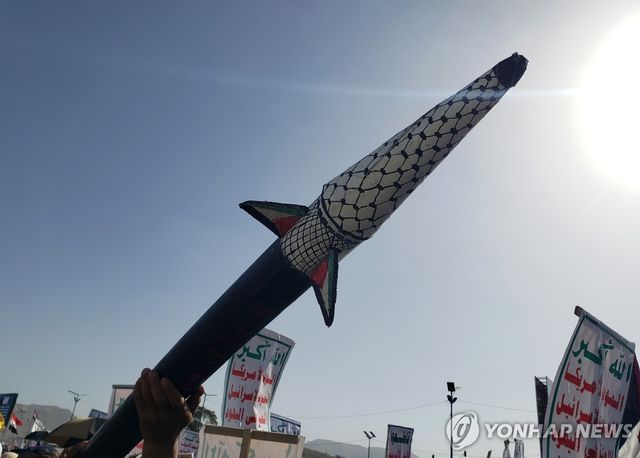 예멘 후티 반군 지지자들이 시위 현장에 들고 나온 모형 미사일