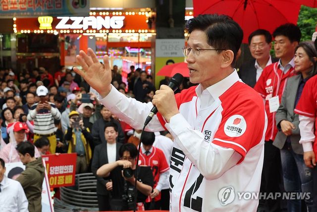 청주서 지지호소하는 김문수 후보