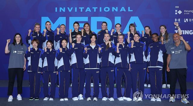 기념 촬영하는 김연경과 세계올스타팀